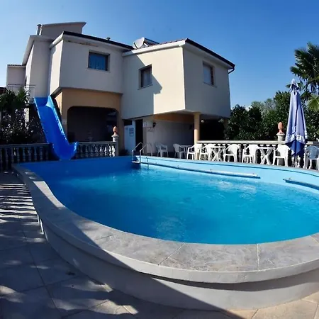 Uvo 2 With Communal Swimming Pool Apartment Medulin