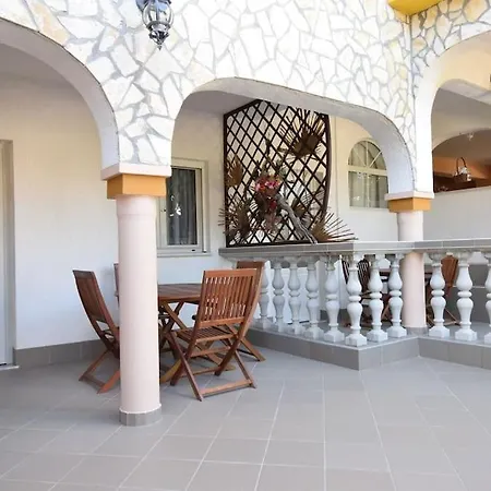 Uvo 2 With Communal Swimming Pool *