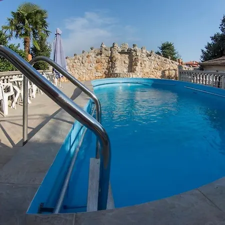 Uvo 2 With Communal Swimming Pool Medulin